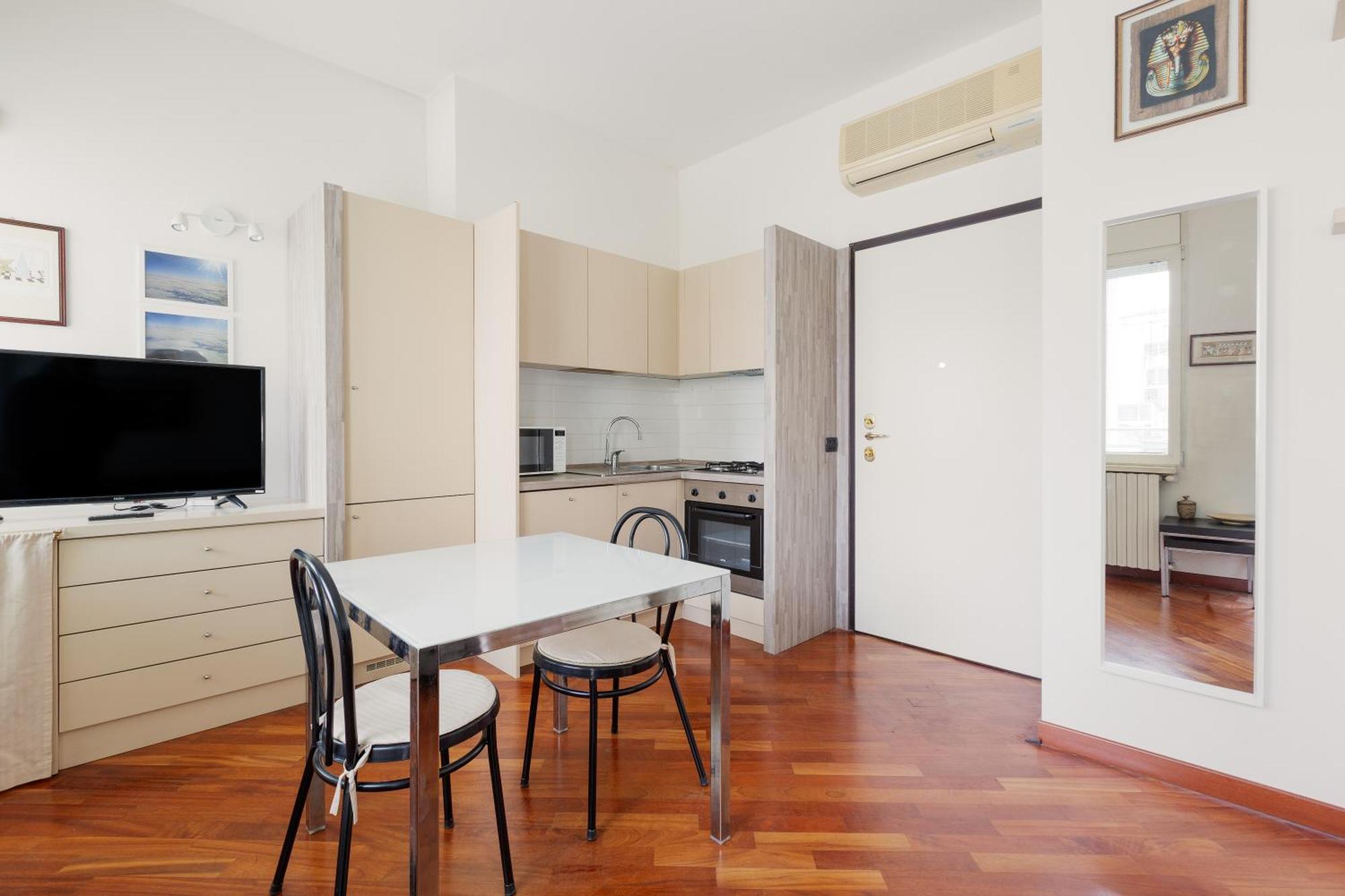 Bright & Comfy Apartment With Parking Milaan Buitenkant foto